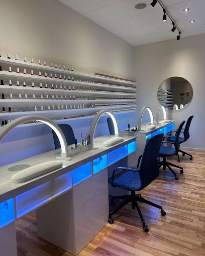 Hennie Nails | Manikyr och pedikyrsalong i Stockholm