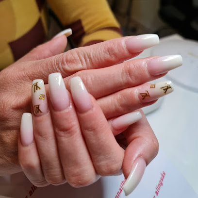 Linn Nails | Manikyr och pedikyrsalong i Alingsås