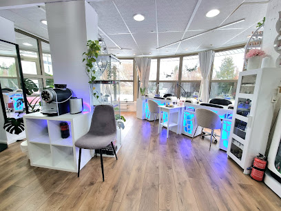AT NAILS | Manikyr och pedikyrsalong i Habo