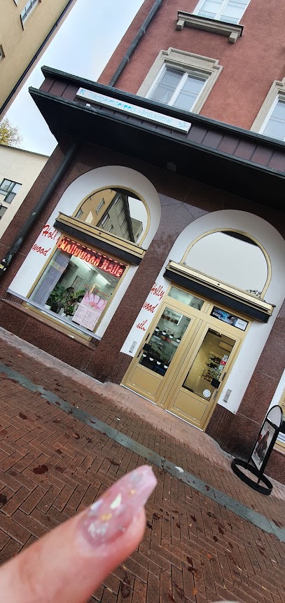 Hollywood Nails | Manikyr och pedikyrsalong i Linköping