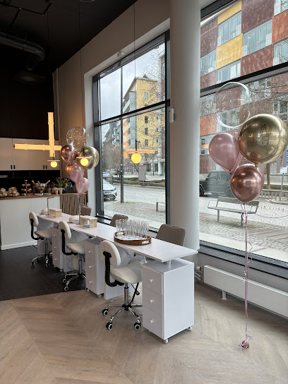 Neoma Nails | Manikyr och pedikyrsalong i Stockholm
