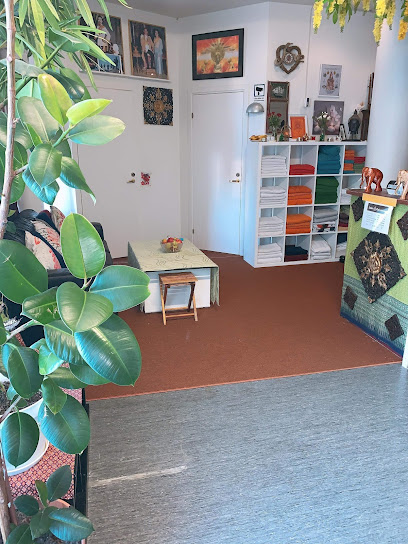 Smile Thai Massage & Holistisk Terapi | Massös i Solna