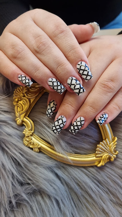 Holly Nails | Manikyr och pedikyrsalong i Söderhamn