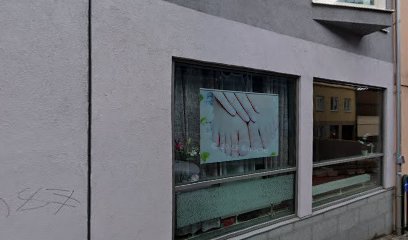 Crystal Nails | Manikyr och pedikyrsalong i Linköping